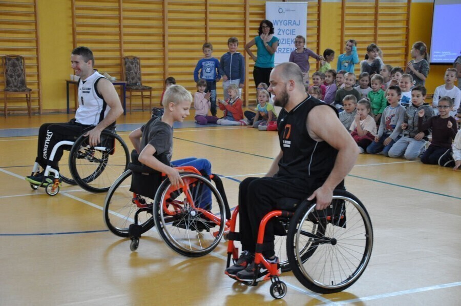 Zdjęcie 1: Koszykarze na wózkach spotkali się z uczniami z Jarost 