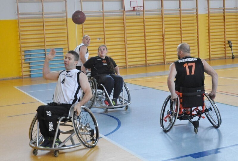 Zdjęcie 4: Koszykarze na wózkach spotkali się z uczniami z Jarost 