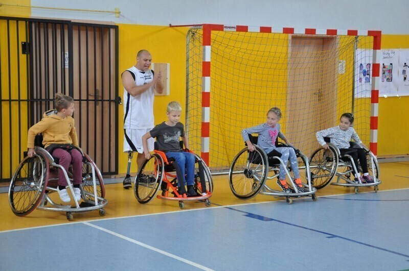 Zdjęcie 7: Koszykarze na wózkach spotkali się z uczniami z Jarost 