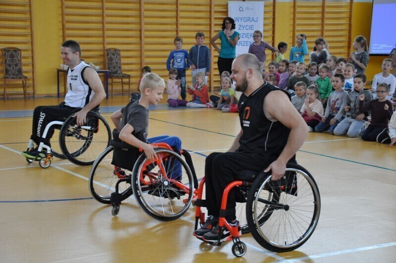 Zdjęcie 8: Koszykarze na wózkach spotkali się z uczniami z Jarost 