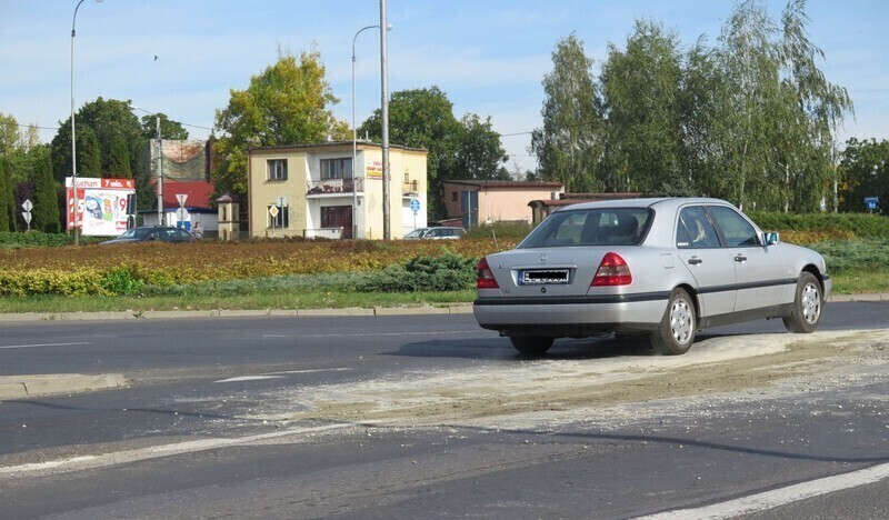 Zdjęcie 4: Rondo Sulejowskie: Zawartość betoniarki wylądowała na jezdni 
