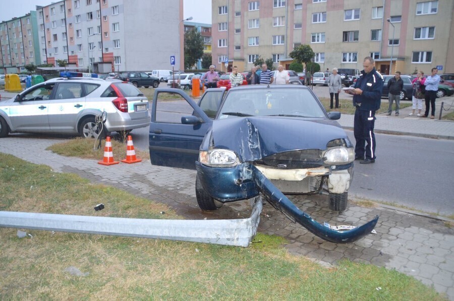 Kradziony ford rozbity na latarni