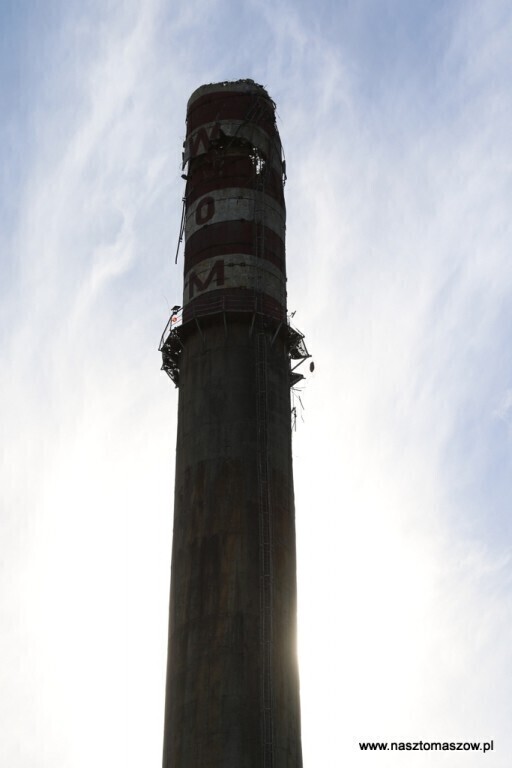 Runął fragment komina Wistomu