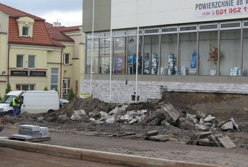 Zdjęcie 2: Zburzyli schody przy Sezamie