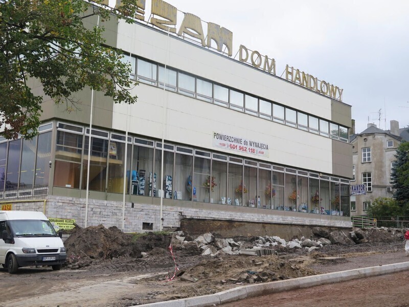 Zdjęcie 3: Zburzyli schody przy Sezamie