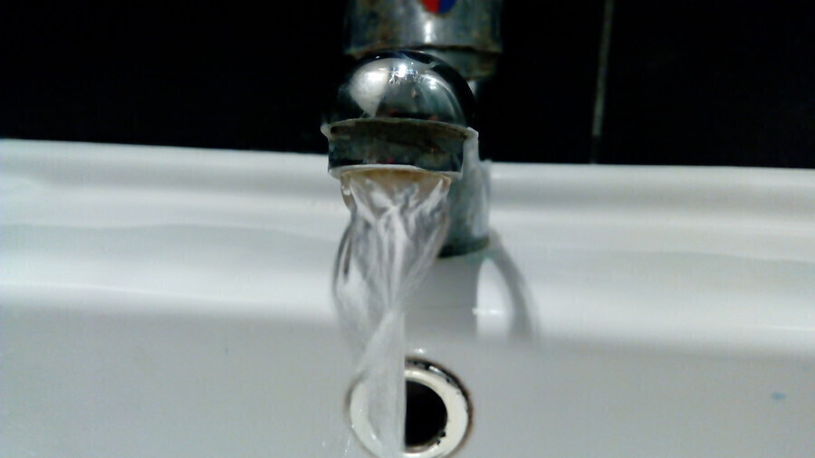 Zdjęcie 1: Woda skażona bakteriami grupy coli 