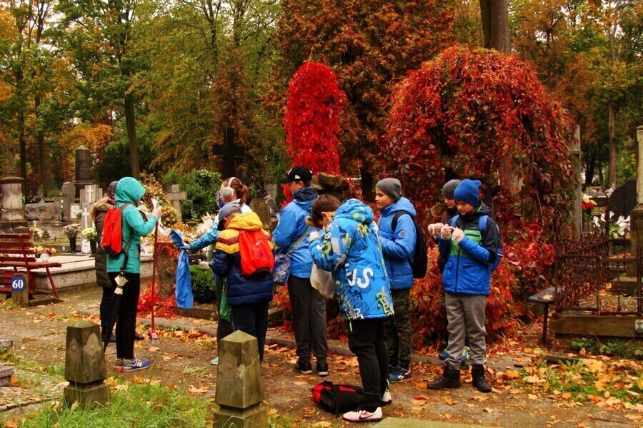 Zdjęcie 1: Uczniowie porządkowali groby na starym cmentarzu 