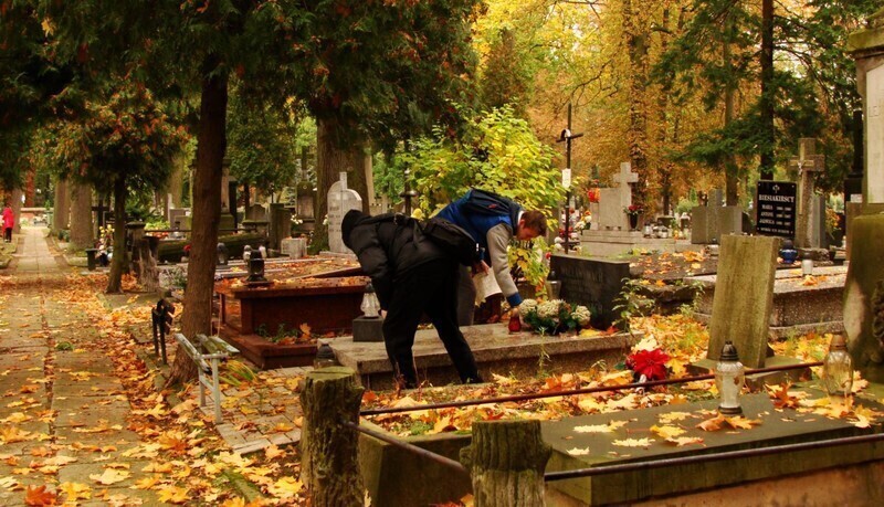 Zdjęcie 2: Uczniowie porządkowali groby na starym cmentarzu 