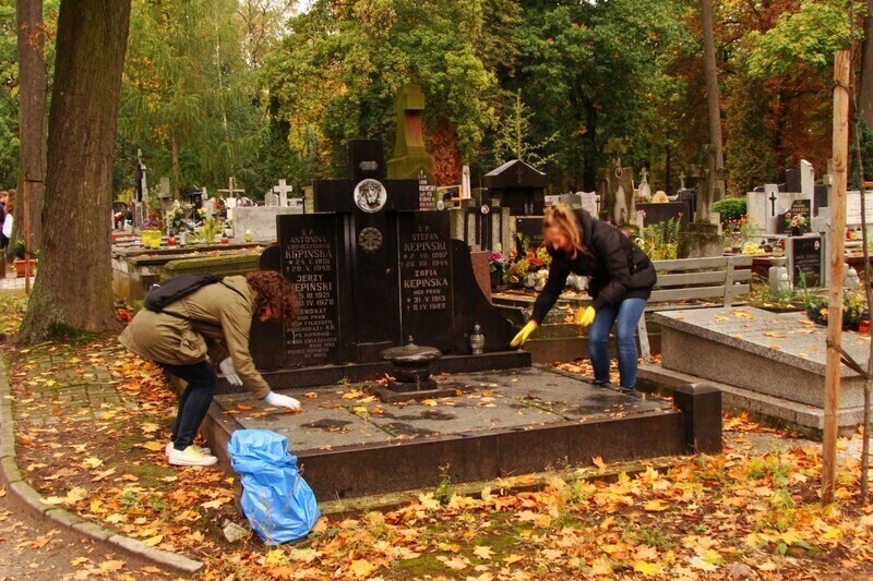 Zdjęcie 4: Uczniowie porządkowali groby na starym cmentarzu 