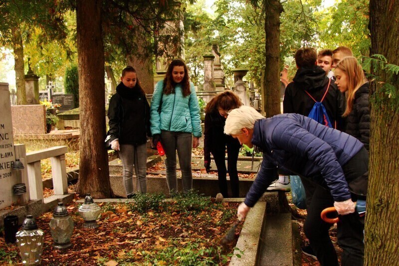 Zdjęcie 5: Uczniowie porządkowali groby na starym cmentarzu 