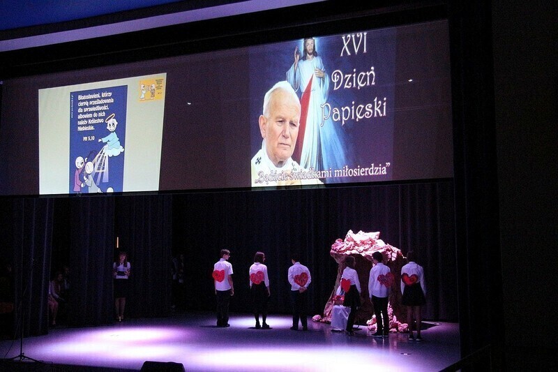 Zdjęcie 5: Młodzież z Gomulina uczciła Dzień Papieski