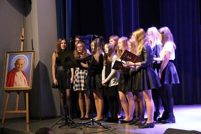 Zdjęcie 6: Młodzież z Gomulina uczciła Dzień Papieski