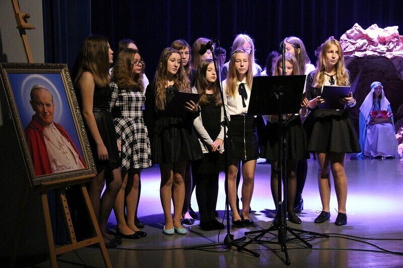 Zdjęcie 7: Młodzież z Gomulina uczciła Dzień Papieski