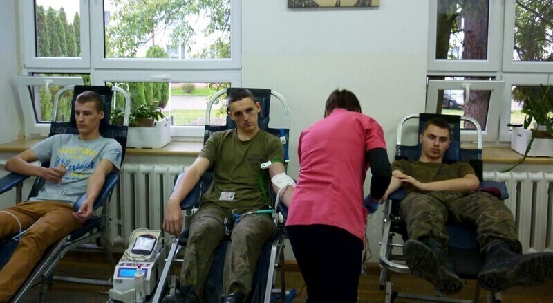 Zdjęcie 6: W szkole w Bujnach uczniowie oddawali krew
