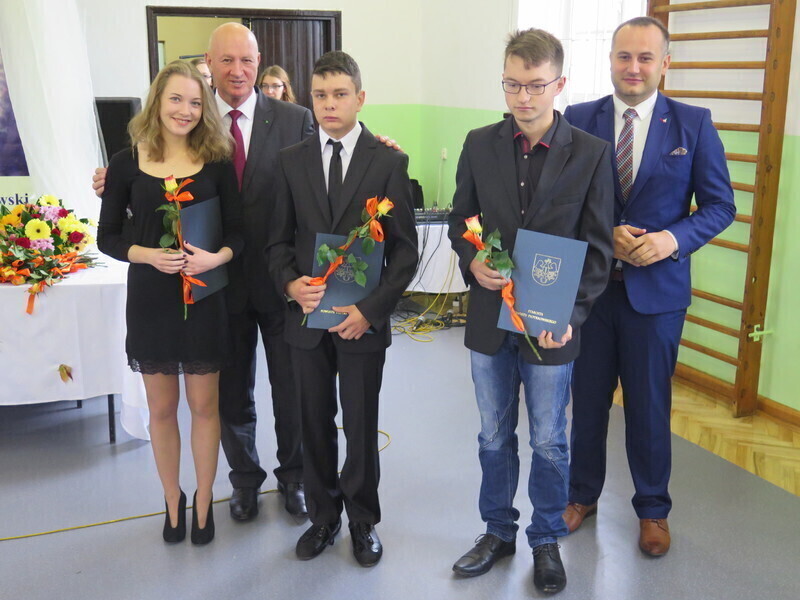 Starosta wyróżnił najlepszych uczniów i nauczycieli