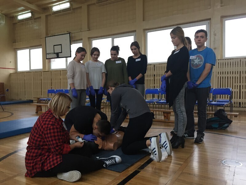 Zdjęcie 1: Uczyli się jak prawidłowo wykonać masaż serca