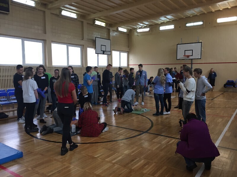 Zdjęcie 6: Uczyli się jak prawidłowo wykonać masaż serca