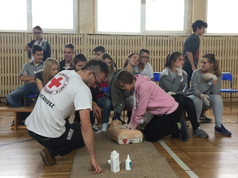 Zdjęcie 7: Uczyli się jak prawidłowo wykonać masaż serca
