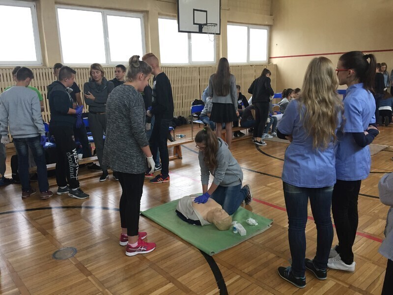 Zdjęcie 8: Uczyli się jak prawidłowo wykonać masaż serca