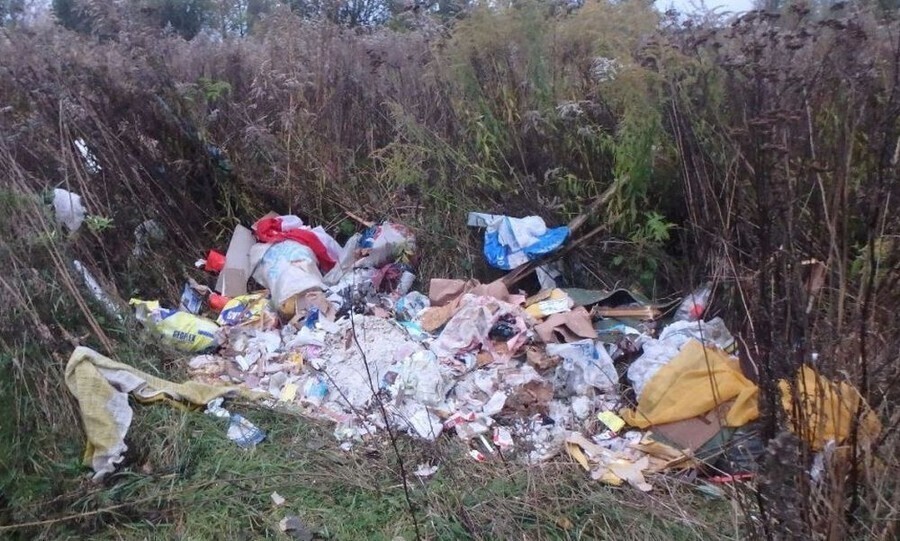 Zostawił dokumenty w śmieciach. Zapłaci 500 zł