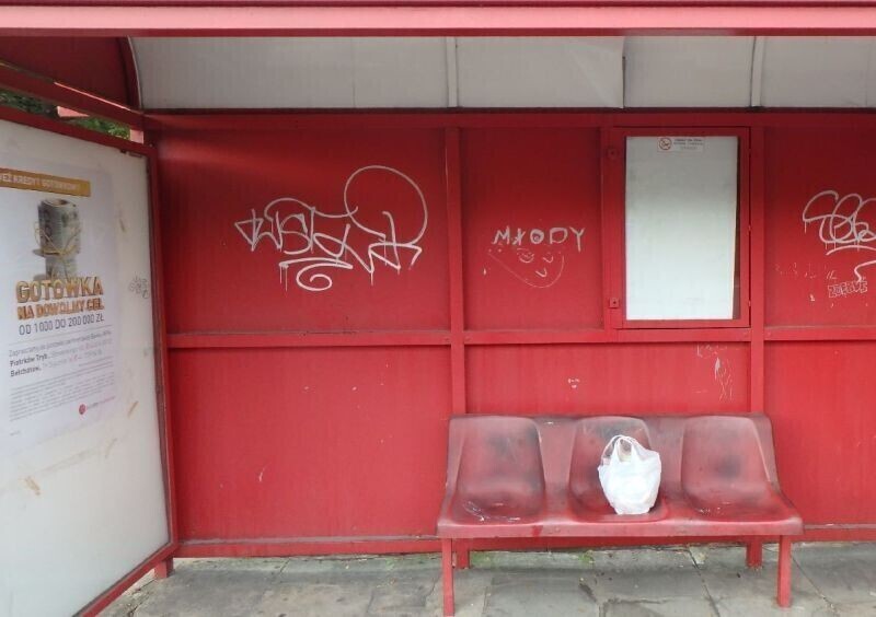 Ostrym narzędziem wydrapywał napisy