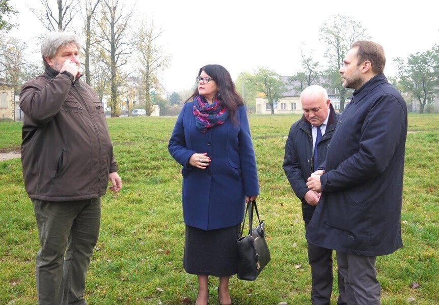 Zdjęcie 1: Opozycja krytykuje. Konferencja PiS na placu Pofranciszkańskim 