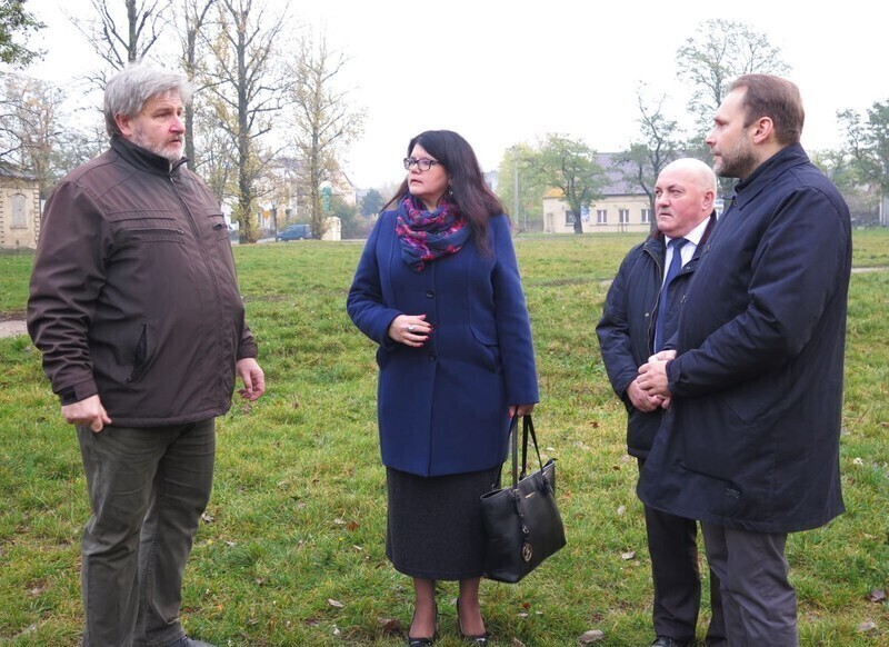Zdjęcie 3: Opozycja krytykuje. Konferencja PiS na placu Pofranciszkańskim 