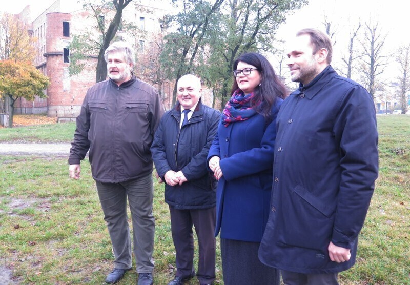 Zdjęcie 4: Opozycja krytykuje. Konferencja PiS na placu Pofranciszkańskim 