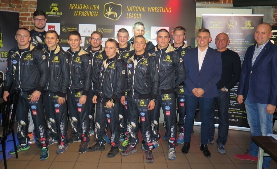 Zawodowe zbrojne ramię AKS