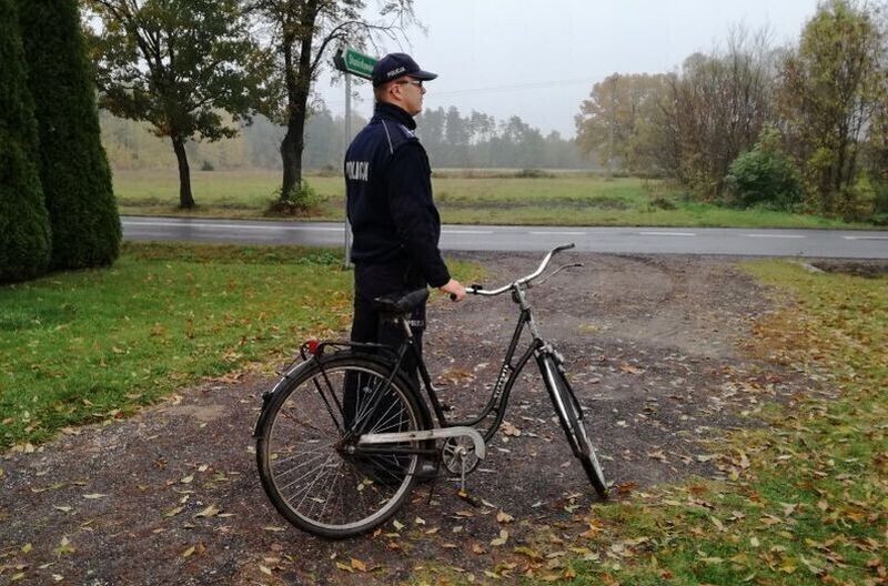 Przewrócił się na jezdnię jadąc kradzionym rowerem