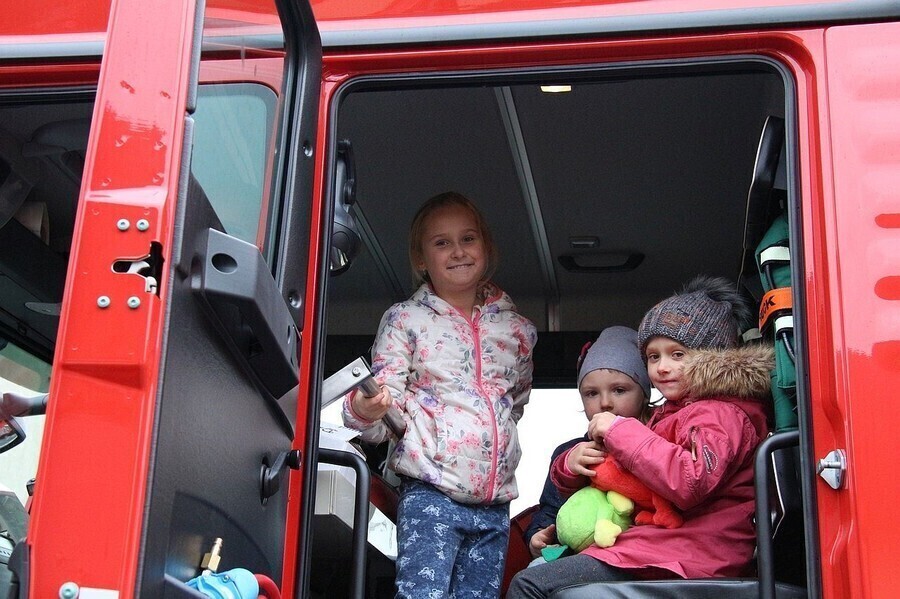 Zdjęcie 1: W Woli Krzysztoporskiej mają nowy wóz strażacki 