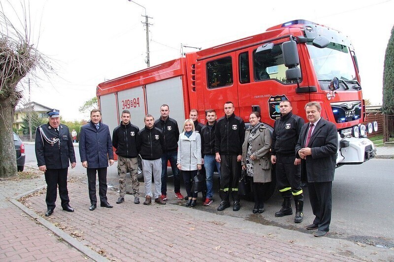 Zdjęcie 4: W Woli Krzysztoporskiej mają nowy wóz strażacki 