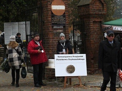 Zdjęcie 1: Podsumowanie kwesty na piotrkowskich cmentarzach 