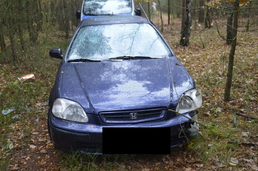 Wjechał w dom i uciekł