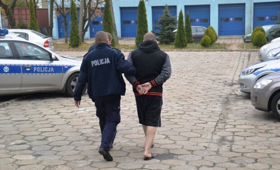 Z tasakiem na policjantów