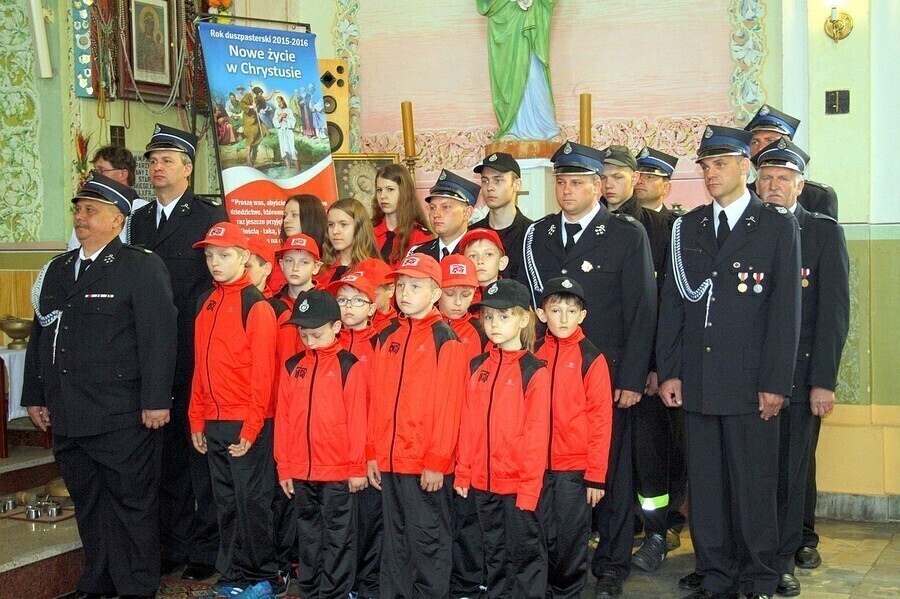 Zdjęcie 1: Młodzi ochotnicy z Parzniewic dostali legitymacje