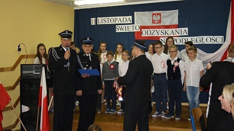 Zdjęcie 3: Młodzi ochotnicy z Parzniewic dostali legitymacje