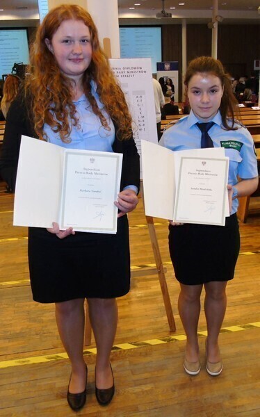 Zdjęcie 1: Uczennice z Bujen ze stypendiami premiera 