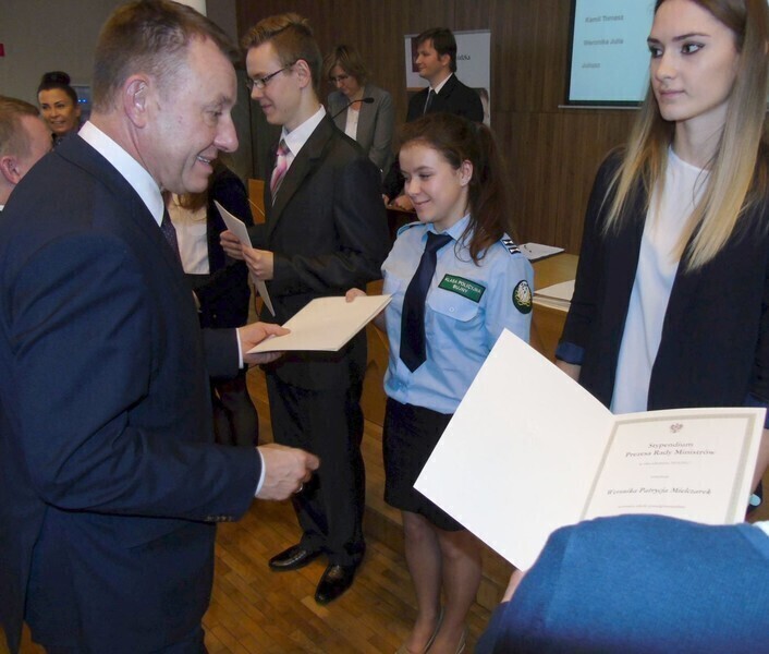 Zdjęcie 2: Uczennice z Bujen ze stypendiami premiera 