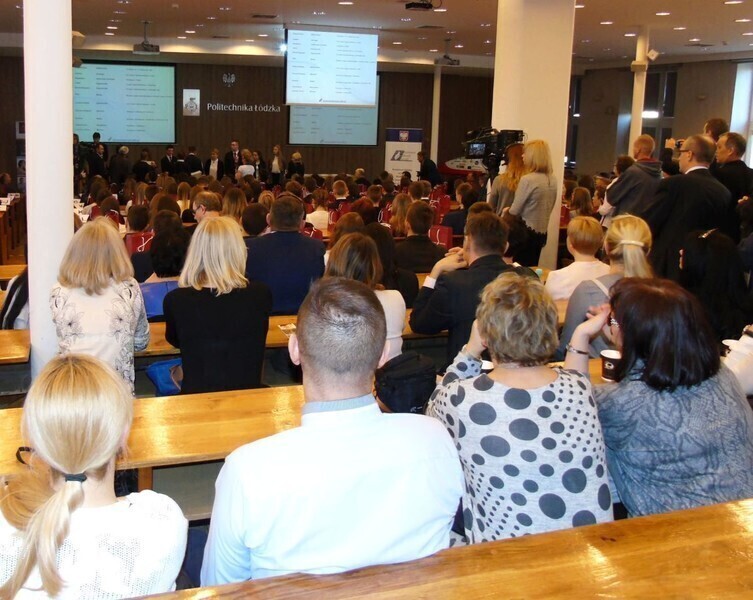 Zdjęcie 4: Uczennice z Bujen ze stypendiami premiera 