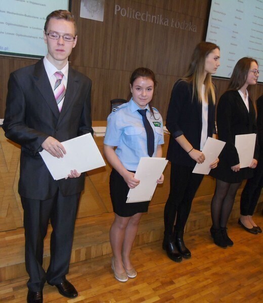 Zdjęcie 5: Uczennice z Bujen ze stypendiami premiera 