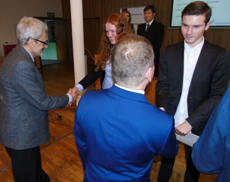 Zdjęcie 6: Uczennice z Bujen ze stypendiami premiera 