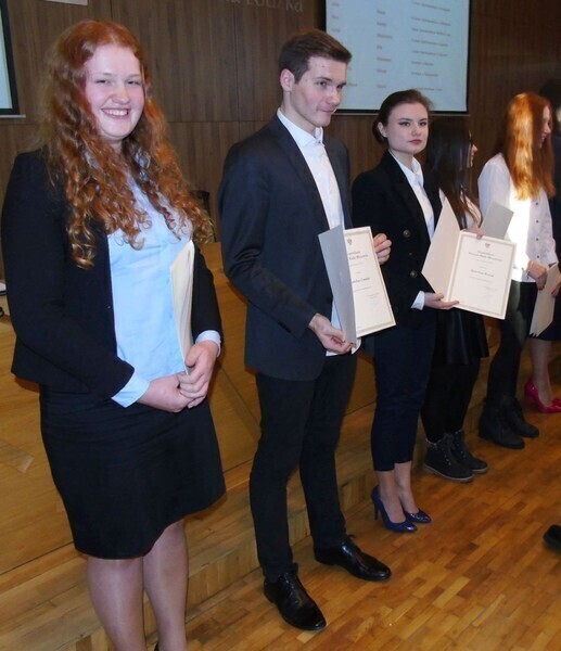 Zdjęcie 7: Uczennice z Bujen ze stypendiami premiera 