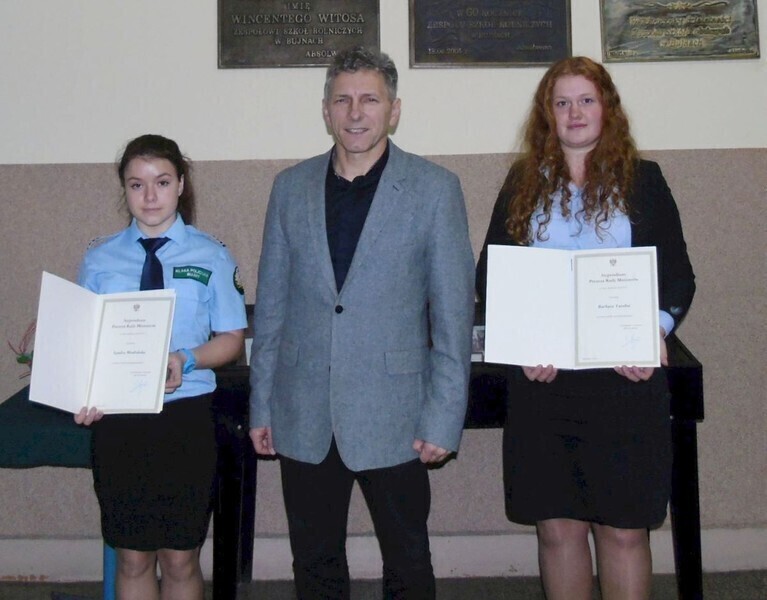 Zdjęcie 10: Uczennice z Bujen ze stypendiami premiera 