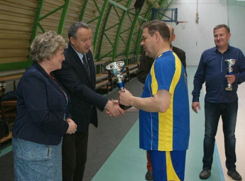 Zdjęcie 1: Samorządowcy z Woli Krzysztoporskiej najlepszymi siatkarzami powiatu