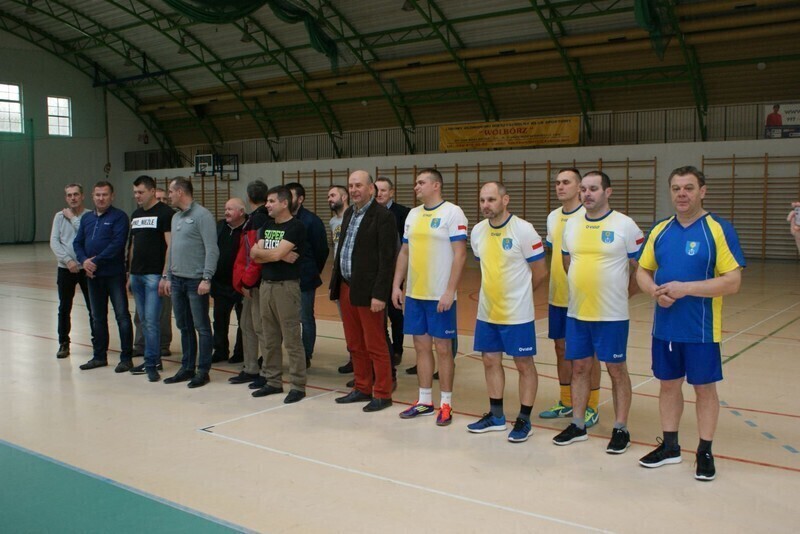 Zdjęcie 2: Samorządowcy z Woli Krzysztoporskiej najlepszymi siatkarzami powiatu