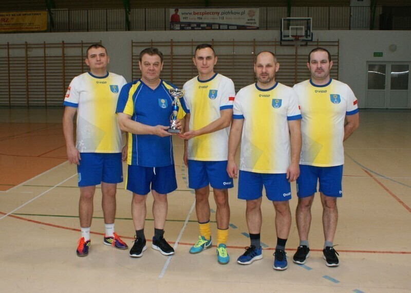Zdjęcie 3: Samorządowcy z Woli Krzysztoporskiej najlepszymi siatkarzami powiatu