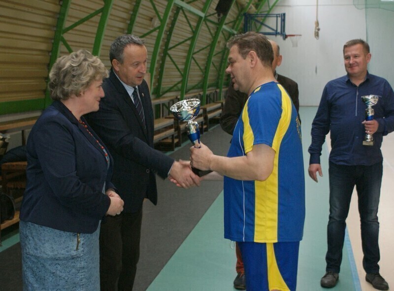 Zdjęcie 4: Samorządowcy z Woli Krzysztoporskiej najlepszymi siatkarzami powiatu