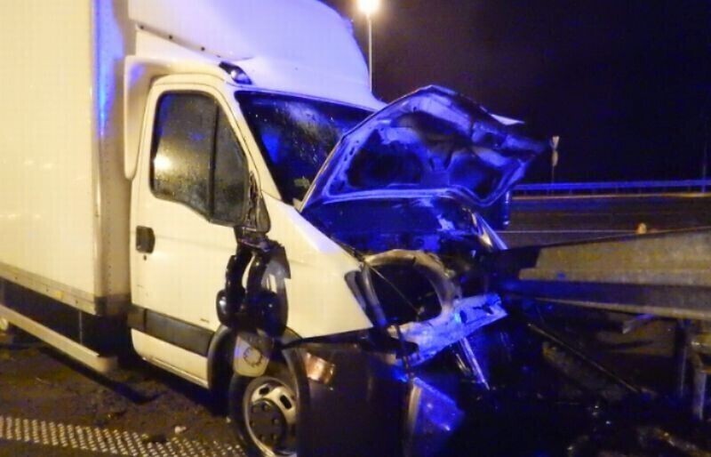 Zdjęcie 2: Kierowca iveco wjechał w bariery energochłonne na S8 