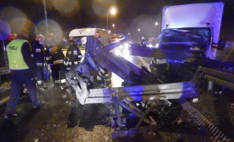 Zdjęcie 3: Kierowca iveco wjechał w bariery energochłonne na S8 